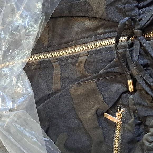 Chicos Zenergy Camo Green Pocketed Lined Hooded Zip-Up Jacket Sz 2 (L/12) - Picture 4 of 5